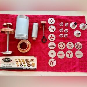 Vintage Mirro 1960 Cookie Press & Decorator with tips & Plates